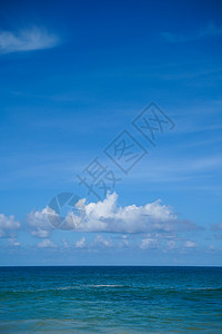 云蓝色天空和海面背景风貌安宁巴厘岛图片