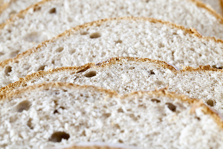切片碎小麦面包灰色粉桌上新鲜自制糕点健康包子图片