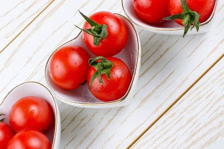 红熟樱桃番茄在心形碗中的番茄农业酱维他命图片