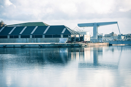 2015年9月日法国圣马洛海港航运起重机船图片