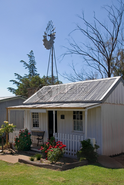 草地房子澳大利亚新南威尔士州农村一个老小屋瓦楞图片