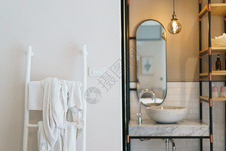 灯具家室内的现代洗手间光灯和水槽的镜子毛巾架楼梯图片