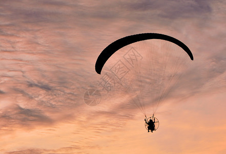 发动机在天边日落背景下帕拉莫托人飞翔滑行动图片