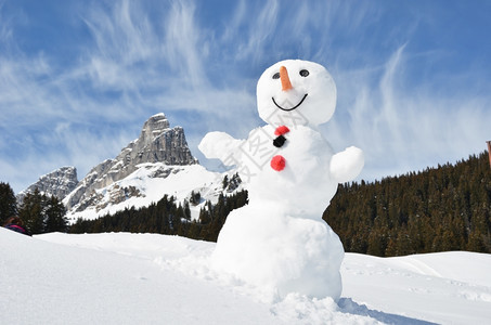滑稽雪人对抗瑞士阿尔卑斯山红色的霜场景图片