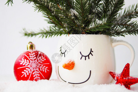 自然红色的白一个杯子中雪花圆枝面顶着一个沉睡的雪人一个红圣诞舞会和一个白背景的星图片