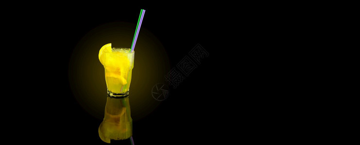 黄色的水果冰鸡尾酒加柠檬片夏季新鲜柠檬汁加稻草黑底图片