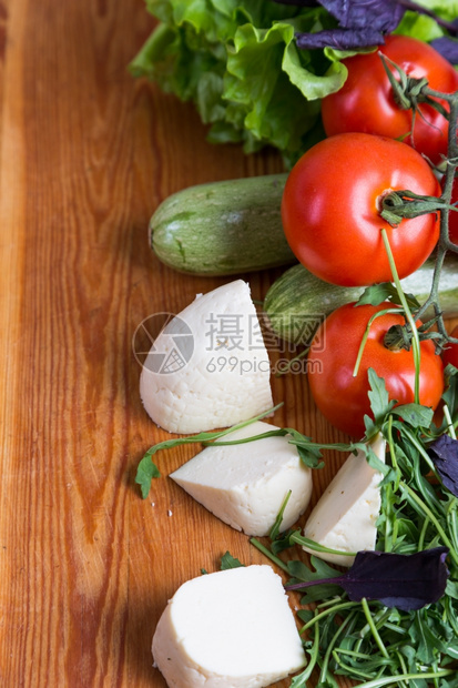圆形的与木板混杂蔬菜的合本底背景秋天芥菜图片