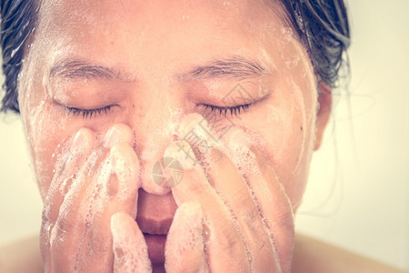申请卫生湿的近身年轻清洁妇女脸色泡沫图片