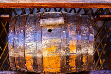 木制质桶黑色制背景海军老的地窖图片