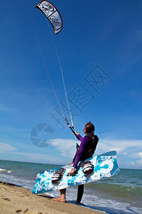 风筝冲浪者和他的风筝在天空背景运动的细绳力量图片