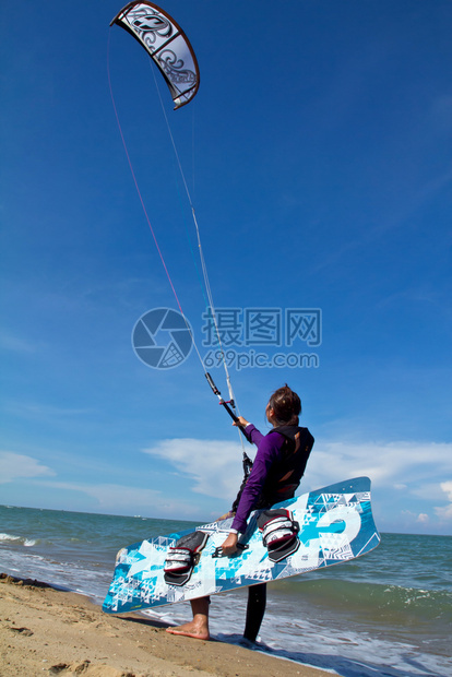 风筝冲浪者和他的风筝在天空背景运动的细绳力量图片