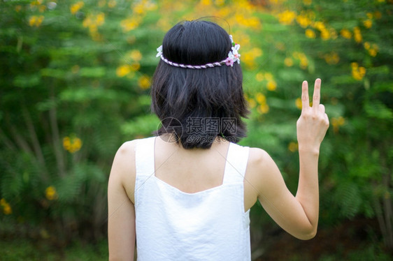 女孩有着和平迹象的美丽亚洲年轻女子花圈手指图片