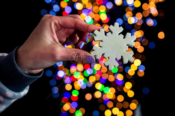 举办圣诞雪花装饰在背景上与世隔绝灯光模糊12月季节圣诞组成手绿色传统图片
