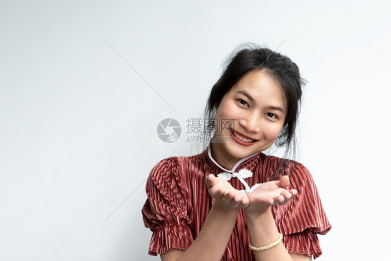 千山风格的亚洲漂亮女打开手掌为渴望安抚而敞开手掌或在概念提议给予分享或接受中华风格的妇女时以快乐和微笑的方式分享手掌打开提供女孩图片