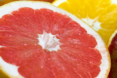 新鲜冰糖橘甜点分为小片块和不同种类柑橘水果的切片包括橙子橘和酸粉红葡萄果等不同类型的柑橘营养结构体背景