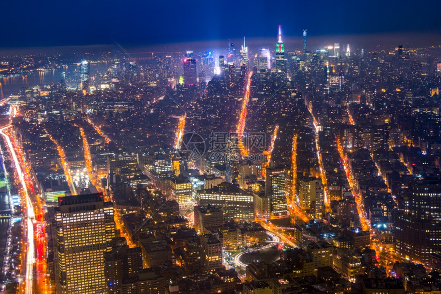 帝国美纽约州市景台夜大厦和街道动脉的摩天大楼顶上汽车交通横行风景天空城市观图片