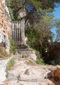 六月在西班牙巴利阿里群岛Mallorca的阳光明媚夏日旧木门外部西班牙语图片