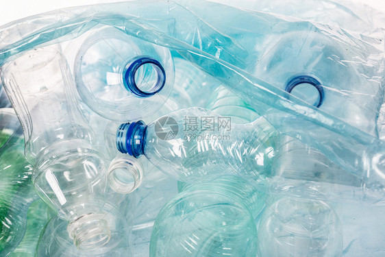 环境的保理念空塑料瓶准备在垃圾袋中回收的包图片