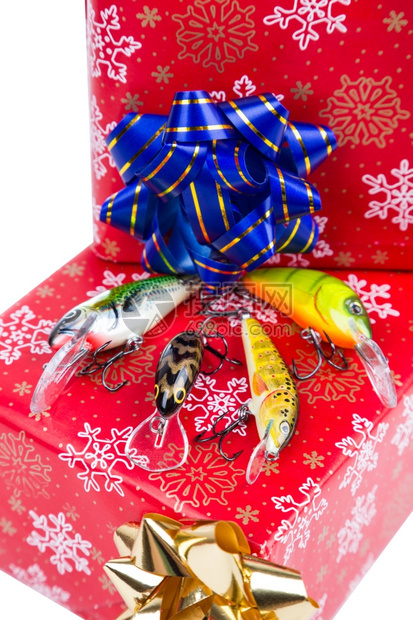 铸件象征金子圣诞节和新年礼物以红箱形式送给渔民和捕猎者请他们用红纸和绘画雪花在现盒子上钓鱼饵图片