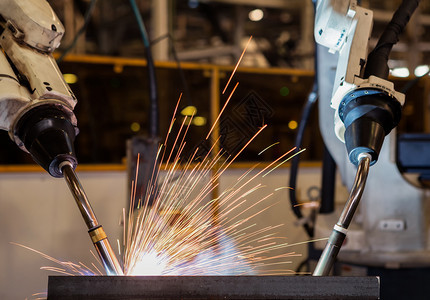 工业机器人是汽车厂新程序的试运行测程序工焊接机图片