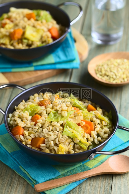 食物以小麦香菜卷心胡萝卜南瓜和洋葱制成的Vegan炖肉用天然光拍照蔬菜图片