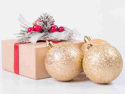 盒子电灯泡周年纪念日圣诞礼物箱装有弓和红莓两个银的圣诞球放在白镜子背景的圣诞节礼品盒和白色背景的圣诞舞会上续图片
