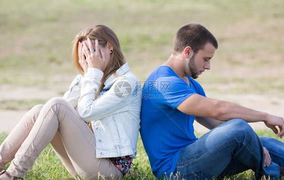 分手情侣坐在一起有问题男朋友生气的蒙面图片
