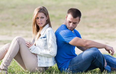婚姻生气的背部情侣坐在一起有问题男朋友图片