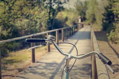 自行车路和手道把手紧贴的自行车友好型城市生态交通和健康生活方式概念运动细节移图片