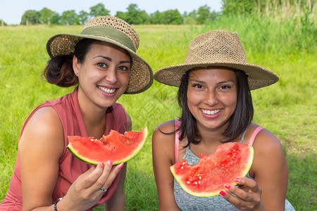 吃西瓜的二个年轻人图片素材