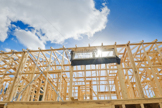 项目建新住宅筑房屋以蓝天为基准屋面桁架图片