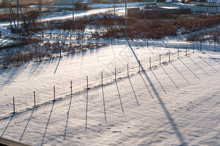 旅行黄昏时雪上的阴影日落时雪地黄昏上的阴影乡村冷冻图片