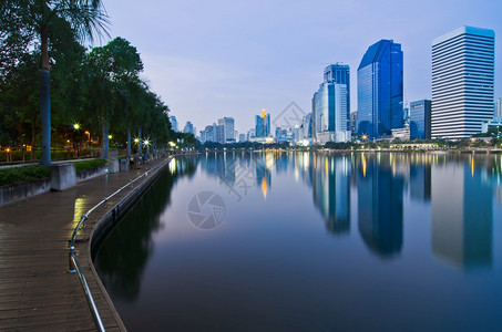 曼谷市风景与天线反射泰国曼谷市风景Twightlight的曼谷市风景大都会中心现代的图片