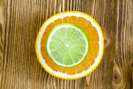 一种植物个大橘子切穿面和一块绿色的石灰落在它上面从莱姆和橙色的近视饮食图片