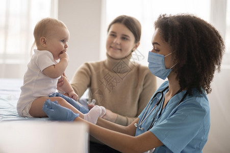 治疗长袍药用幼小婴儿作为保健诊所接种疫苗图片