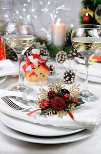 食物精神宴会餐桌上装饰圣诞彩礼的内衣餐巾纸图片