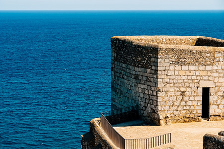 地平线历史的水有海洋背景旧城堡石墙和铁塔图片