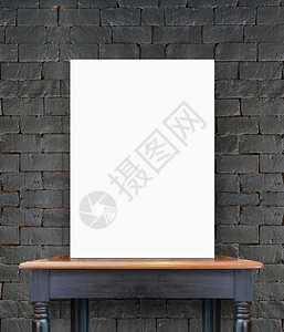 白色的内部木制砖墙上旧木制桌边空白海报添加内容的Template图片