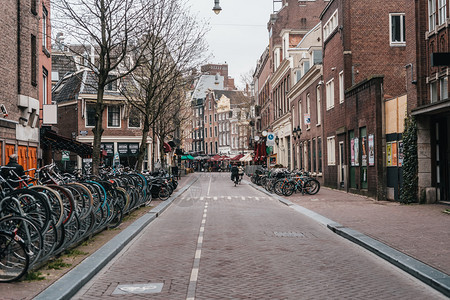 阿姆斯特丹旧街上的自行车停泊荷兰语复古的排图片