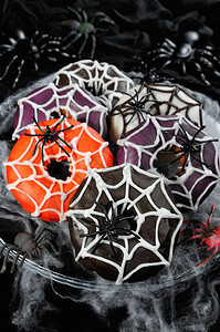 烘烤海拔万圣节用蜘蛛网装饰的冰川甜圈宴会图片