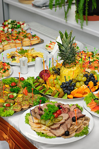 庆典华丽的重点菜品丰富宴会桌菜品丰富的宴会桌图片