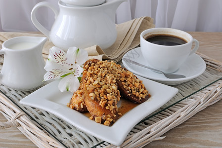 糖类法式土司加胡桃肉桂和咖啡平衡食谱图片
