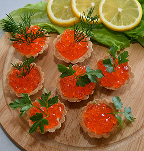 美食新年红鱼子酱和鲜草药美味三文鱼图片