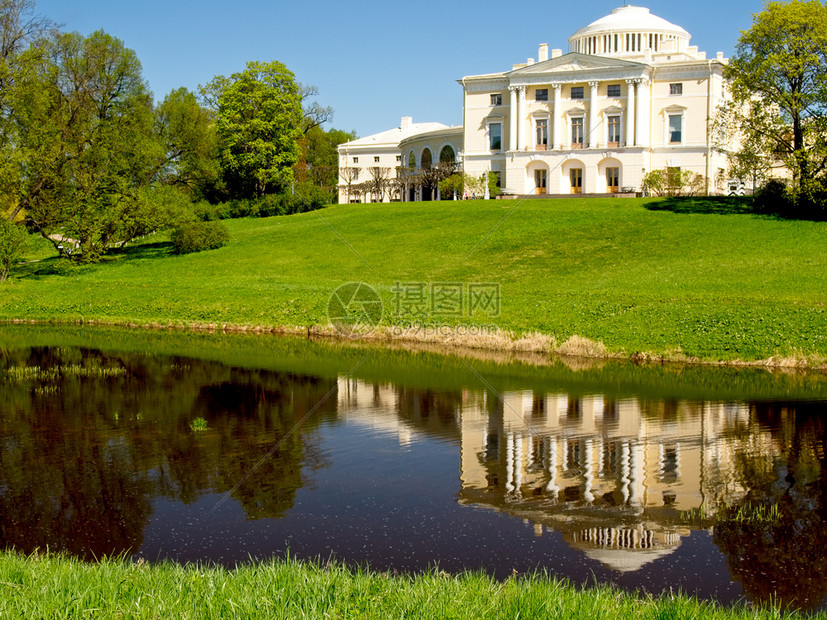 池塘英石地标2019年5月4日Pavlovsk宫在俄罗斯圣彼得堡Pavlovsk水面上出现反射图片