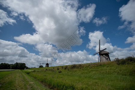 农村景观荷兰风车夏天有阴云的空草图片