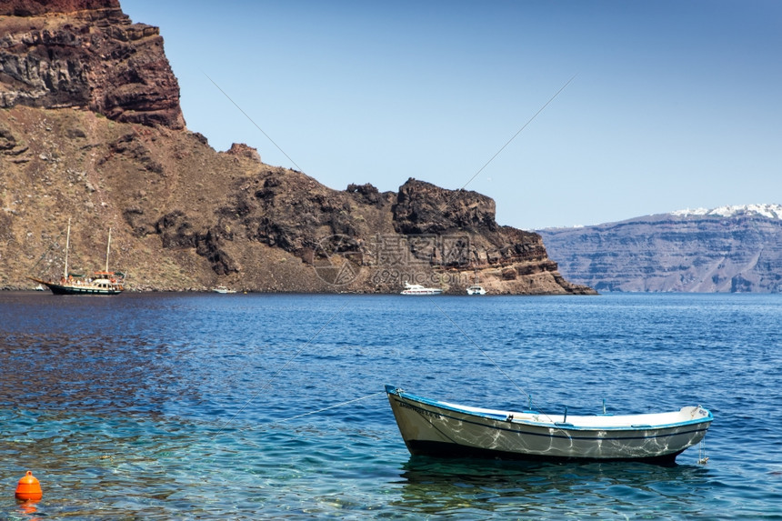 蓝色的天希腊爱琴海沿岸的孤单渔船希腊天空图片