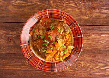 叶子Ossobuco意大利烹饪米兰与蔬菜结扎的横切小牛腿特色午餐晚图片