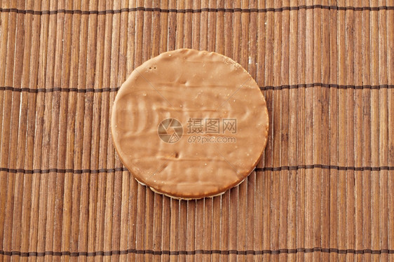 品尝早餐大圆巧克力饼干在木制垫子的中间东方图片