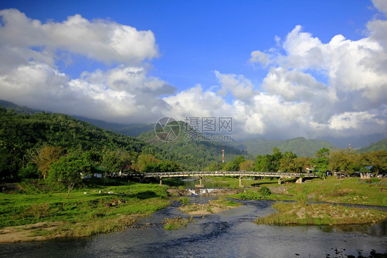 风景观峡谷跨越桥和天空山地的河面图片