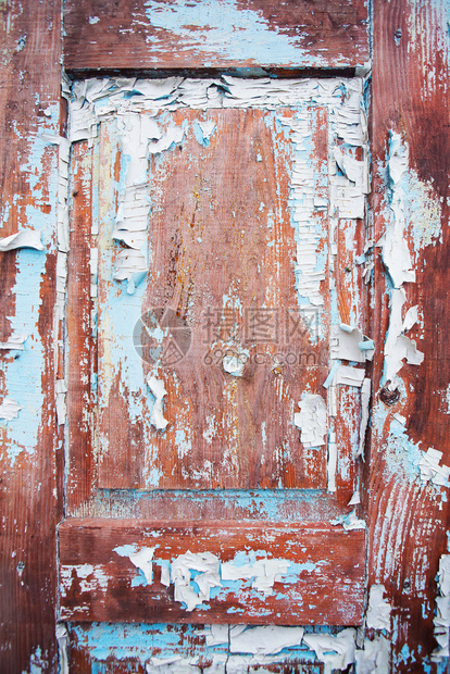 颜色破碎蓝漆的旧木门背景纹理树外部的图片